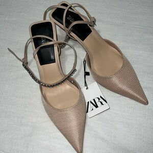 NWT kitten heel